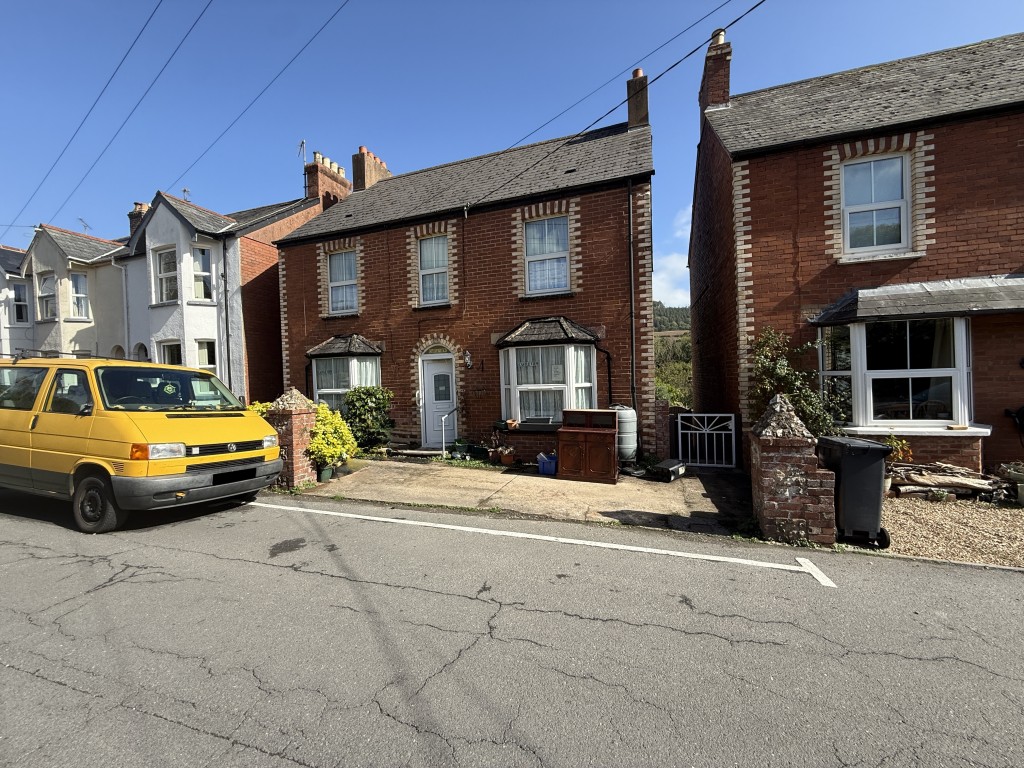 Lot: 109 - DETACHED COTTAGE IN VILLAGE LOCATION FOR UPDATING - Front of property
